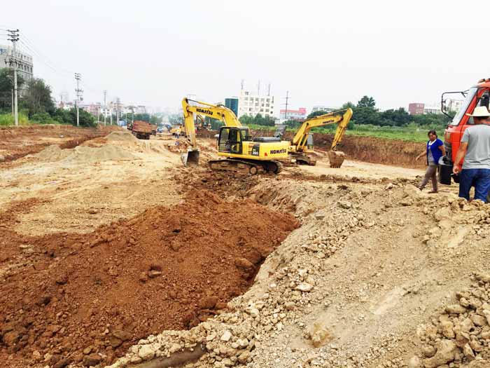 信陽(yáng)市平橋區(qū)電廠(chǎng)后門(mén)連接高鐵橋下全線(xiàn)貫通